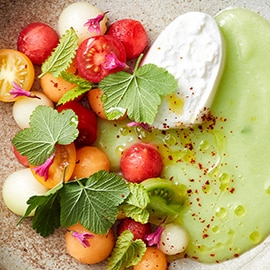 Meloen gazpacho met tomaatjes, citrus en buratta Meloen gazpacho met tomaatjes, citrus en buratta